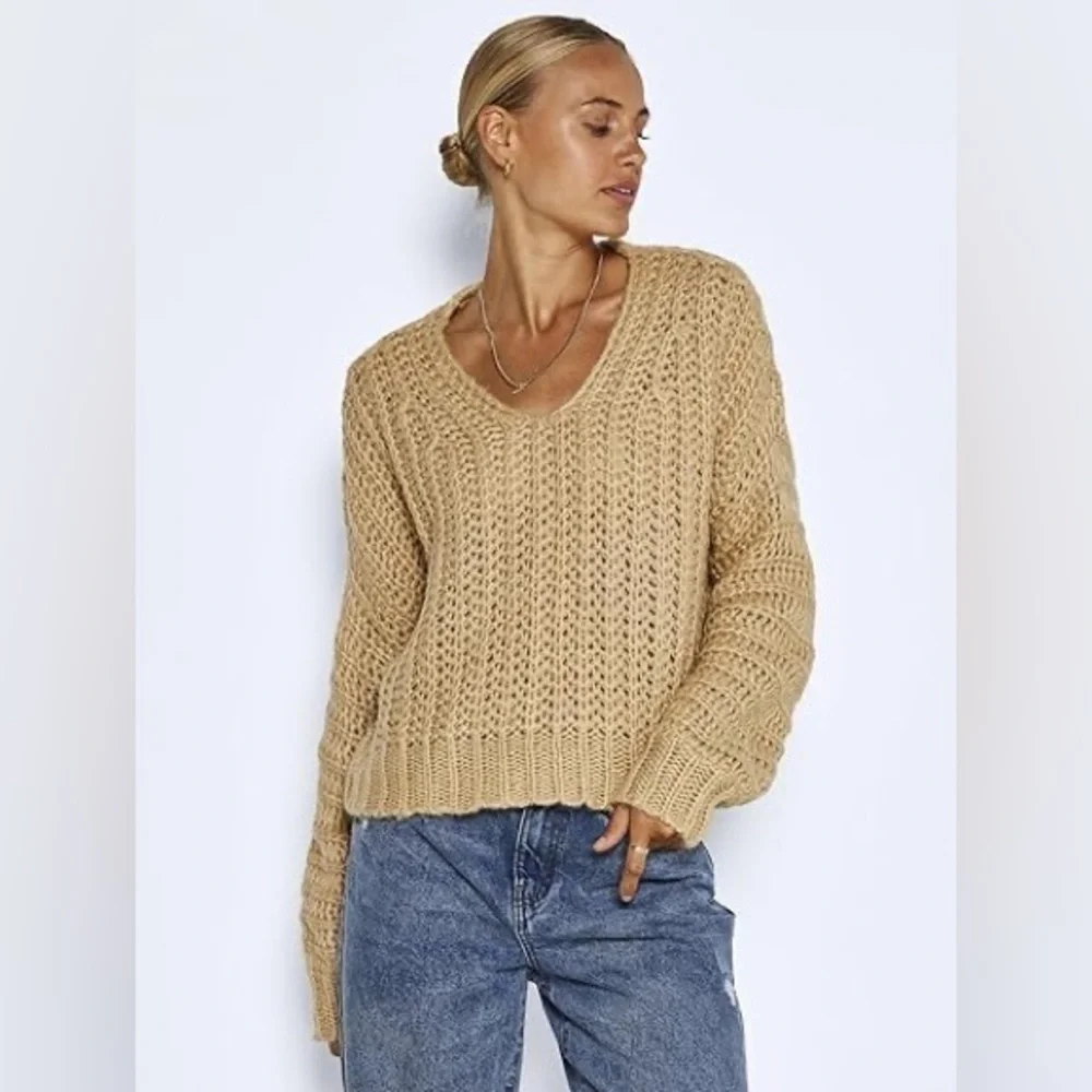 Last One! NWT SO Cable Knit Yarn Sweater Sz M Tan Camel - Picture 2 of 8
